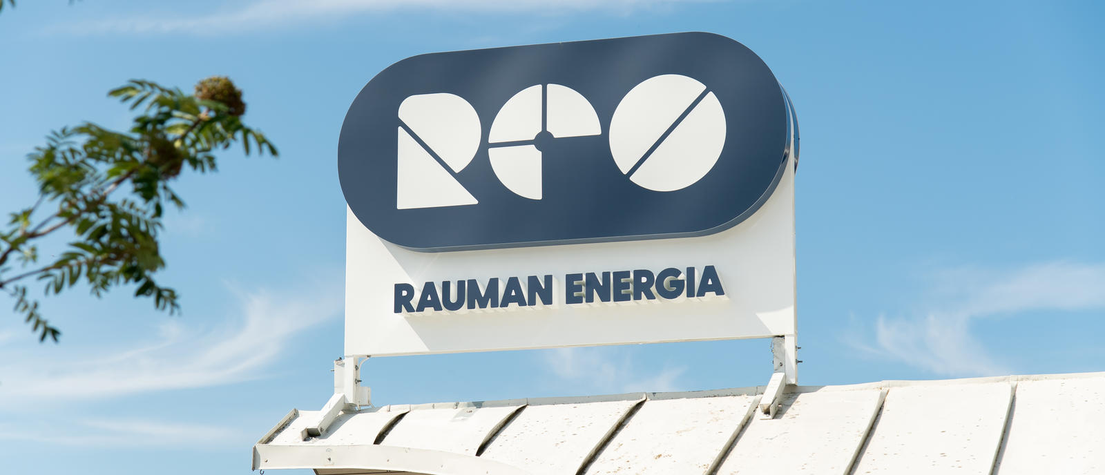Rauman Energia -kyltti rakennuksen päällä. 